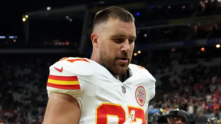Travis Kelce, noivo de Taylor Swift, leva soco em Chargers x Chiefs; veja o lance